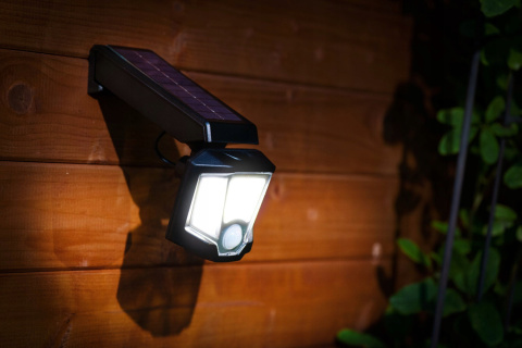 Lampa solarna EGLO LED z czujnikiem ruchu - podjazdy, ścieżki ogrodowe