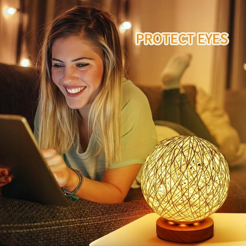 Lampka nocna LED, zasilana przez USB z ręcznie robionym abażurem drewno